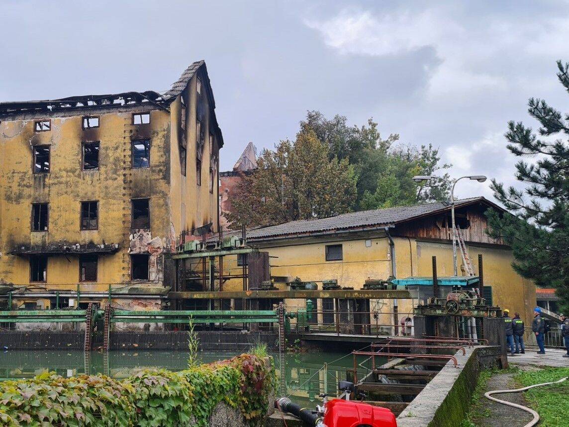 Zaradi nočnega požara škoda tudi na hidroelektrarni Sava, ki ni več zmožna obratovanja